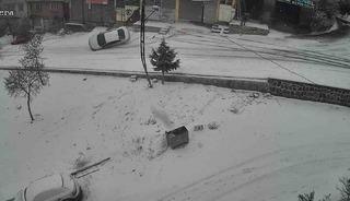 Gaziantep&rsquo;te karlı yolda feci kaza: Kayan ara&ccedil; kaldırıma &ccedil;arparak devrildi