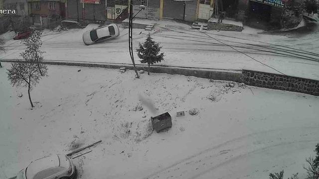 Gaziantep’te karlı yolda feci kaza: Kayan araç kaldırıma çarparak devrildi