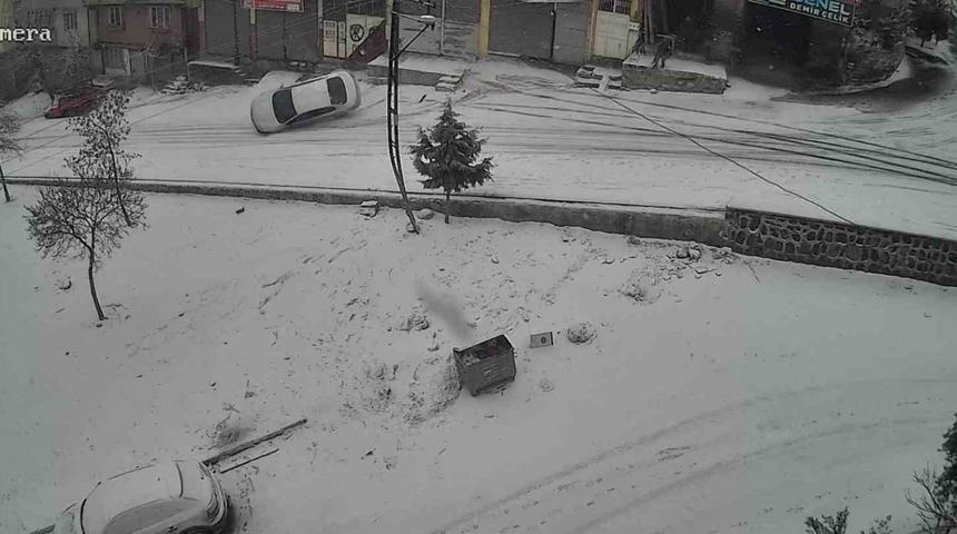 Gaziantep&rsquo;te karlı yolda feci kaza: Kayan ara&ccedil; kaldırıma &ccedil;arparak devrildi