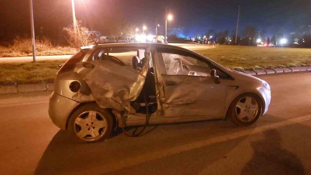 Hasta taşıyan ambulans ile otomobil &ccedil;arpıştı: 1 yaralı 6