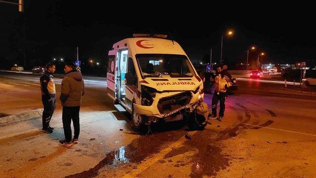 Hasta taşıyan ambulans ile otomobil çarpıştı: 1 yaralı 5