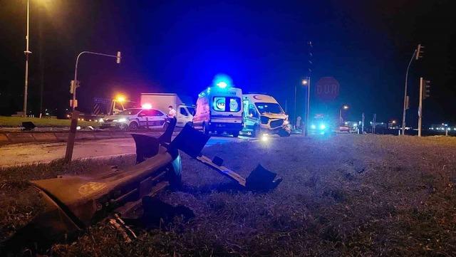 Hasta taşıyan ambulans ile otomobil çarpıştı: 1 yaralı 4