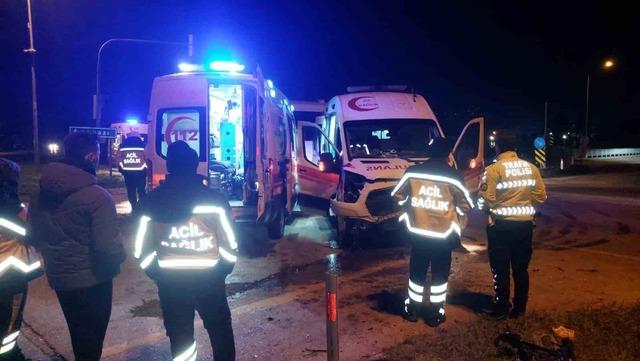 Hasta taşıyan ambulans ile otomobil çarpıştı: 1 yaralı 2