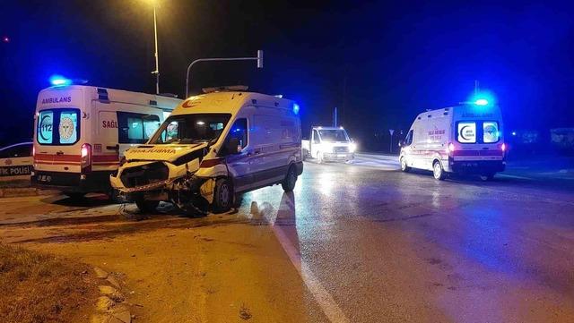 Hasta taşıyan ambulans ile otomobil çarpıştı: 1 yaralı 1