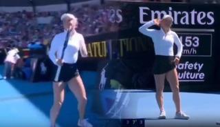 Zeynep S&ouml;nmez'i eledi sevinci olay oldu! Putintseva ma&ccedil; sonunda 'twerk' yaptı