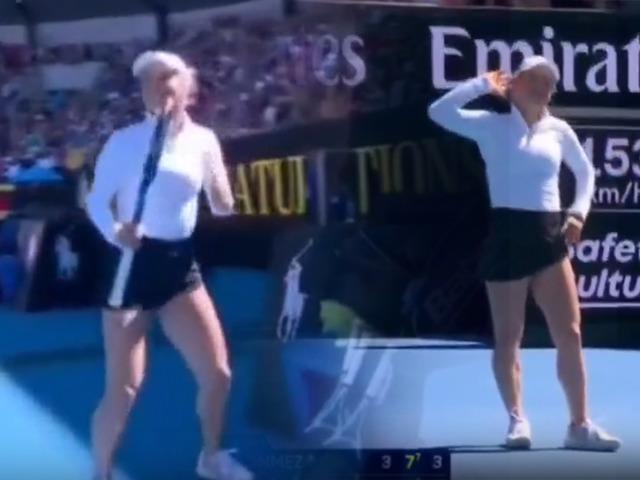 Zeynep S&ouml;nmez'i eledi sevinci olay oldu! Putintseva ma&ccedil; sonunda 'twerk' yaptı