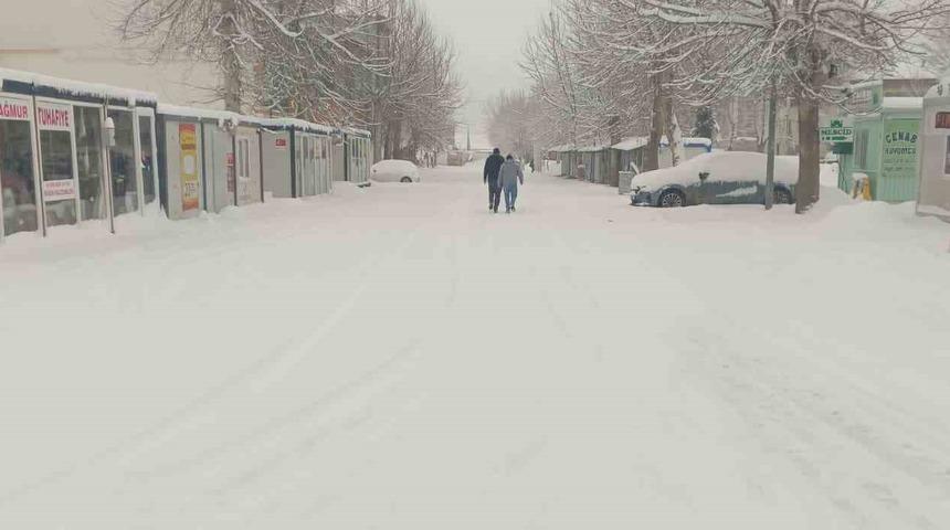 G&ouml;lbaşı&rsquo;nda kar yağışı etkili oldu