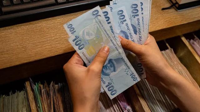 Emeklilerin hesaplarına farklar yattı!