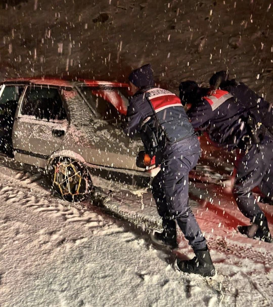 Malatya da kardan yollar kapandı: Yolcular geceyi tesislerde geçirdi 6