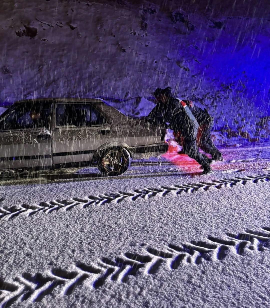 Malatya da kardan yollar kapandı: Yolcular geceyi tesislerde geçirdi 1