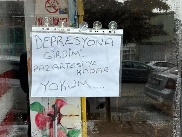 Niğde'de esnafın d&uuml;kkana astığı not g&uuml;ndem oldu! 'Depresyona girdim, pazartesiye kadar yokum'