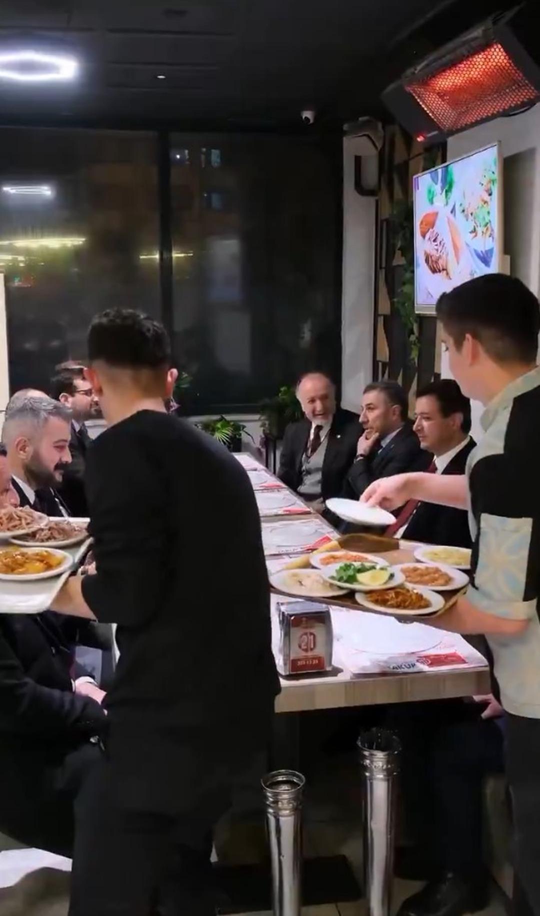 &Ccedil;akarlı ara&ccedil;larla ciğer keyfi! Saadet Partisi Genel Başkanı Arıkan ın g&ouml;r&uuml;nt&uuml;leri g&uuml;ndem oldu 3