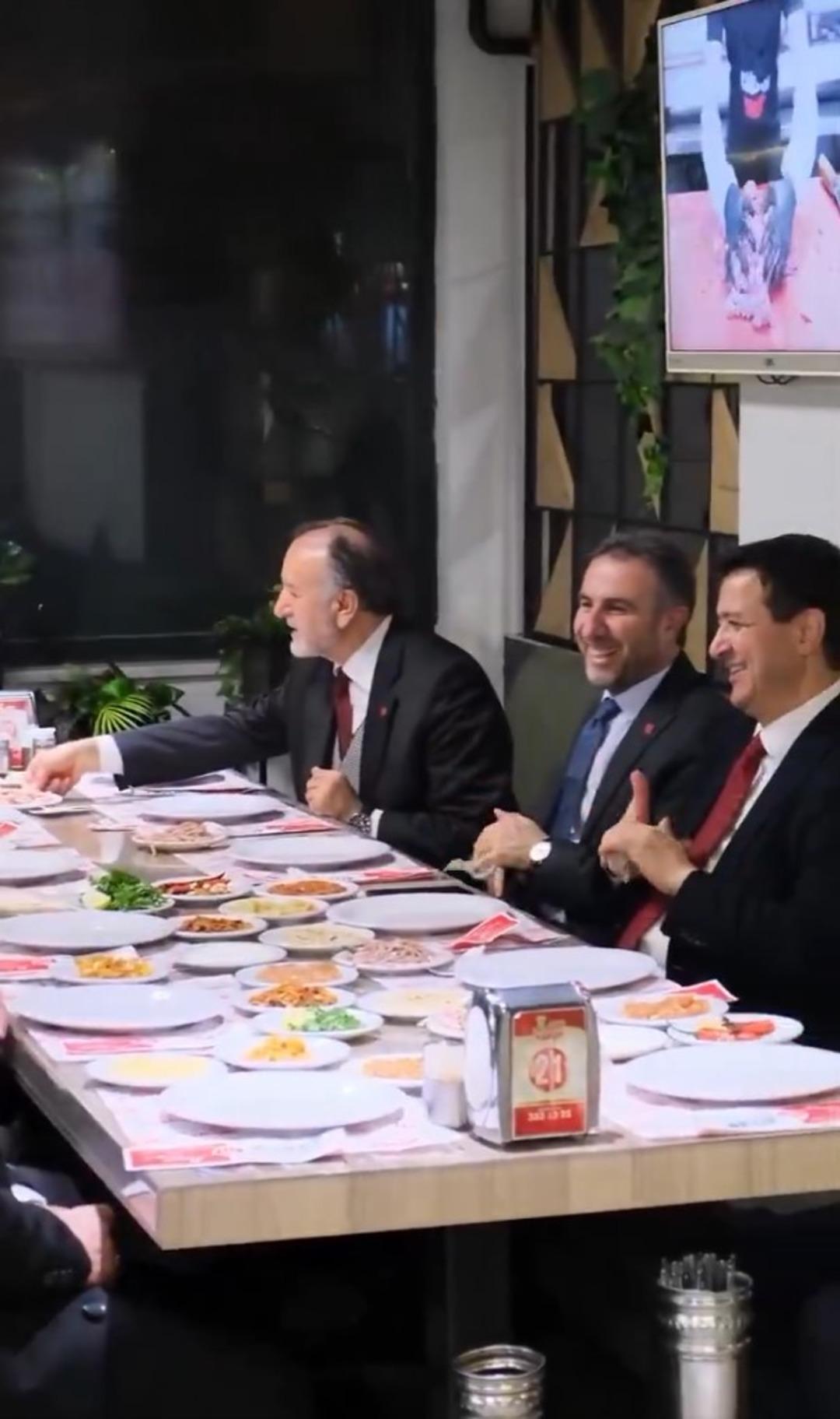 &Ccedil;akarlı ara&ccedil;larla ciğer keyfi! Saadet Partisi Genel Başkanı Arıkan ın g&ouml;r&uuml;nt&uuml;leri g&uuml;ndem oldu 4