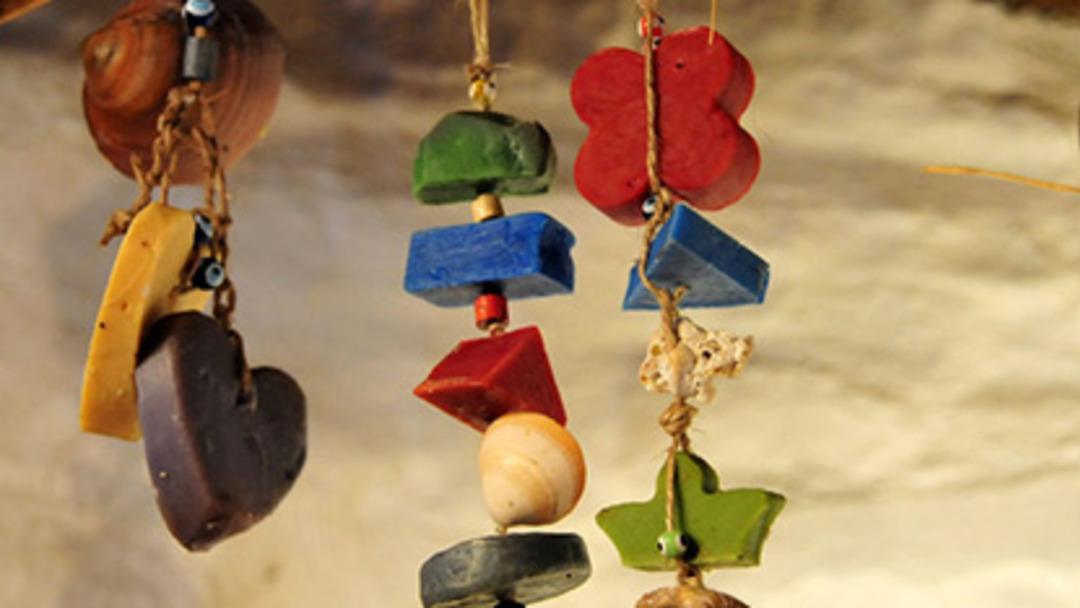 Siirtli gen&ccedil; kızlar kazan&ccedil;larını taştan &ccedil;ıkartıyorlar