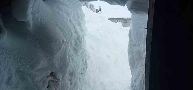Sivas&rsquo;ta 3 metre kar yağdı, hayvanlarının bulunduğu ahırın kapısını bulamadı 4