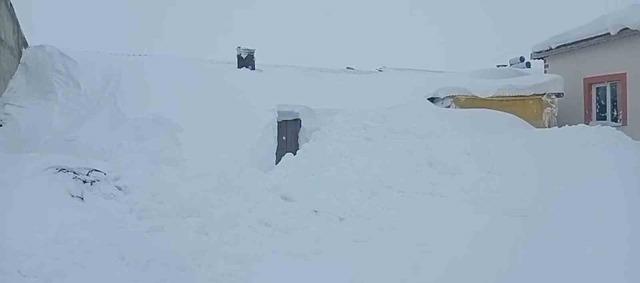 Sivas&rsquo;ta 3 metre kar yağdı, hayvanlarının bulunduğu ahırın kapısını bulamadı 2