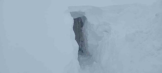 Sivas&rsquo;ta 3 metre kar yağdı, hayvanlarının bulunduğu ahırın kapısını bulamadı 1