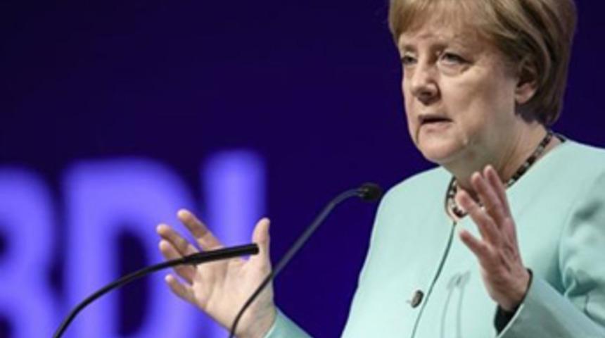Merkel: Euro Bölgesi'nin ortak maliye bakanı ve bütçesi olabilir