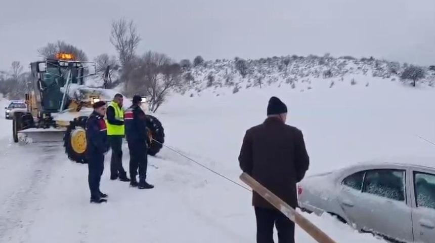 Yozgat&rsquo;ta karla m&uuml;cadele aralıksız s&uuml;r&uuml;yor