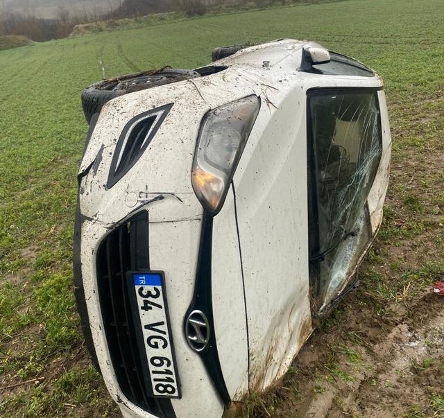 Yağışlı havada s&uuml;r&uuml;c&uuml;s&uuml;n&uuml;n kontrol&uuml;nden &ccedil;ıkan otomobil tarlaya u&ccedil;tu 1