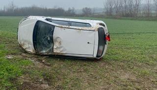 Yağışlı havada s&uuml;r&uuml;c&uuml;s&uuml;n&uuml;n kontrol&uuml;nden &ccedil;ıkan otomobil tarlaya u&ccedil;tu