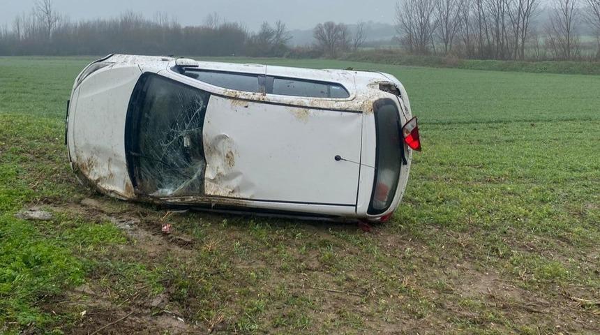 Yağışlı havada s&uuml;r&uuml;c&uuml;s&uuml;n&uuml;n kontrol&uuml;nden &ccedil;ıkan otomobil tarlaya u&ccedil;tu