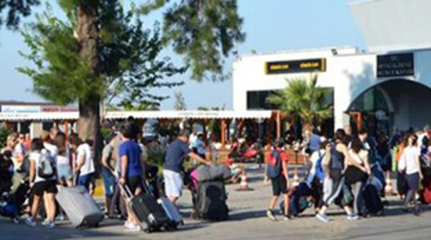 Yerli turist Yunanistan için kuyruk bekliyor