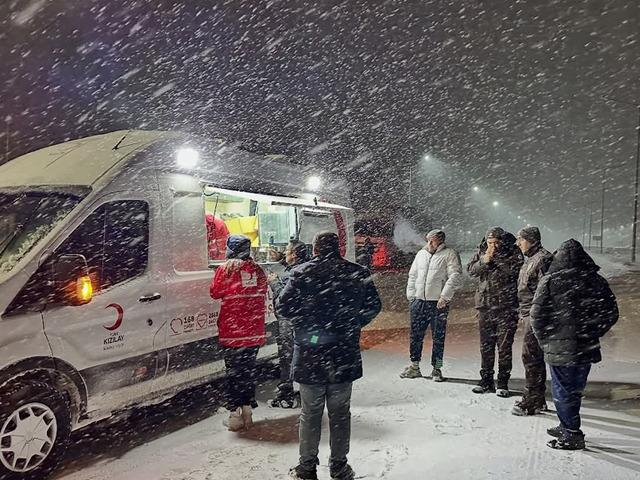 Kardan yollar kapandı: Yolcular geceyi tesislerde ge&ccedil;irdi