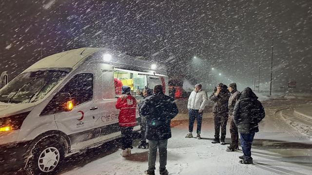 Malatya'da kardan yollar kapandı: Yolcular geceyi tesislerde geçirdi