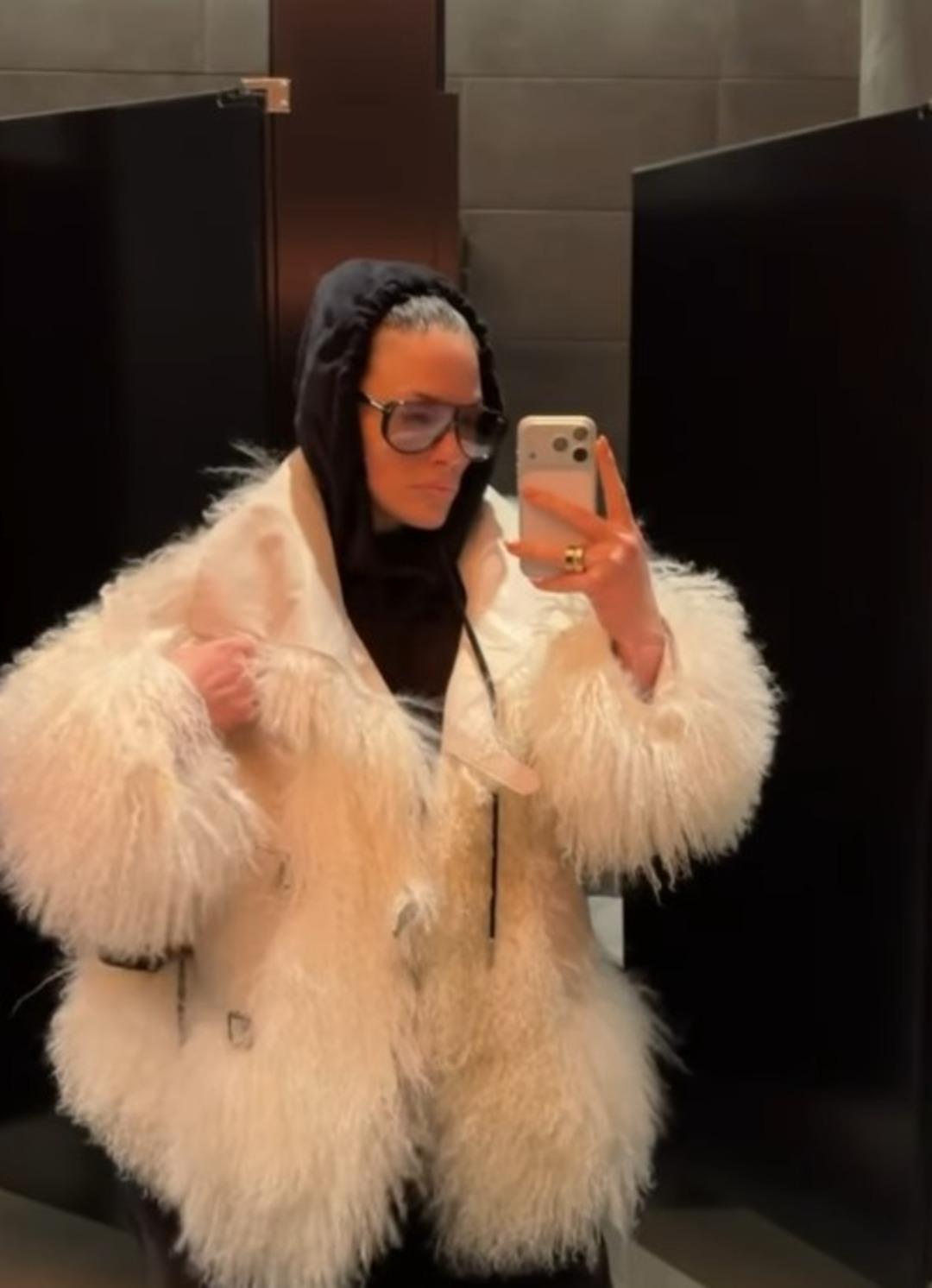 D&uuml;nyanın en seksi kadını se&ccedil;ilmişti! Ashley Graham ayna karşısında hazırlandı  1