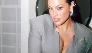 D&uuml;nyanın en seksi kadını se&ccedil;ilmişti! Ayna karşısında hazırlandı 