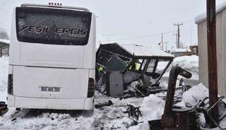 Yolcu otob&uuml;s&uuml; polis noktasına &ccedil;arptı: 4 polis yaralandı