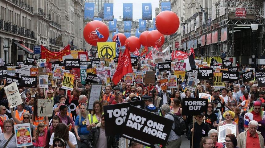 Londra'da binlerce kişi kemer sıkma politikalarına karşı yürüdü