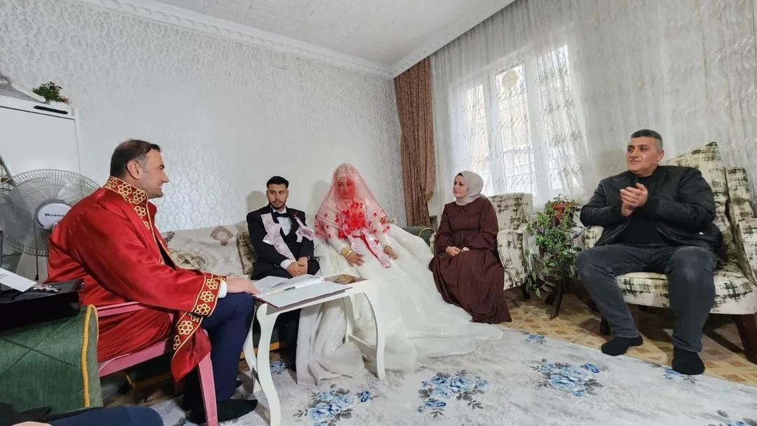 Genç çift nikah dairesine gidemedi! Memur bakın ne yaptı 1