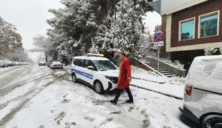 Gen&ccedil; &ccedil;ift nikah dairesine gidemedi! Memur bakın ne yaptı