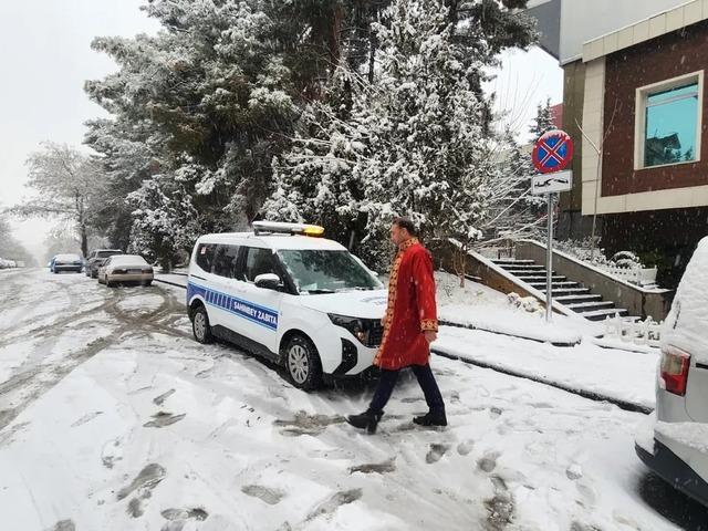 Gen&ccedil; &ccedil;ift nikah dairesine gidemedi! Memur bakın ne yaptı