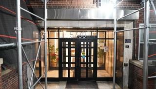 Oğullarını eve hapsetti, altlarını bezleyip biberonla besledi! 