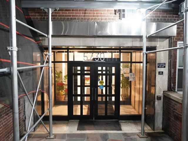 Oğullarını eve hapsetti, altlarını bezleyip biberonla besledi! 