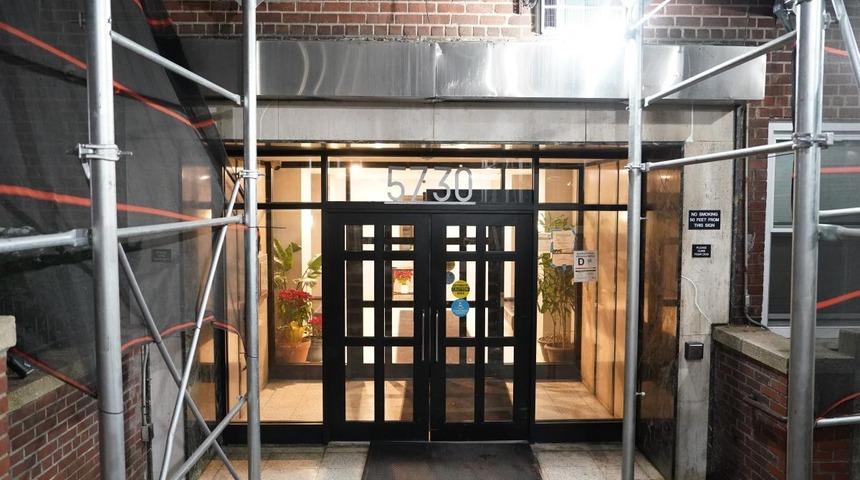 Oğullarını eve hapsetti, altlarını bezleyip biberonla besledi! 