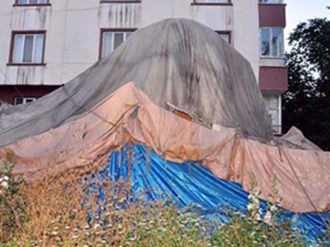 Baba oğul 10 yıl &ouml;nce &uuml;retimine başladıkları tekneyi suya indirecekleri g&uuml;n&uuml; bekliyorlar!