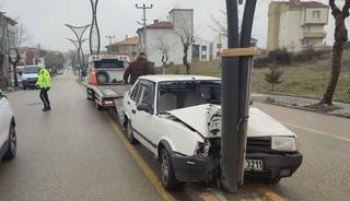 Aydınlatma direğine &ccedil;arpan otomobildeki 2 kişi yaralandı