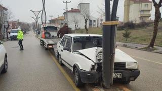 Keşan’da aydınlatma direğine çarpan otomobildeki 2 kişi yaralandı