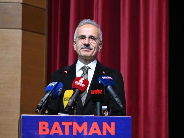 Bakan Uraloğlu'ndan Batman'da Ter&ouml;rs&uuml;z T&uuml;rkiye a&ccedil;ıklaması: "Ter&ouml;rs&uuml;z b&ouml;lgeyi de inşa edeceğiz"
