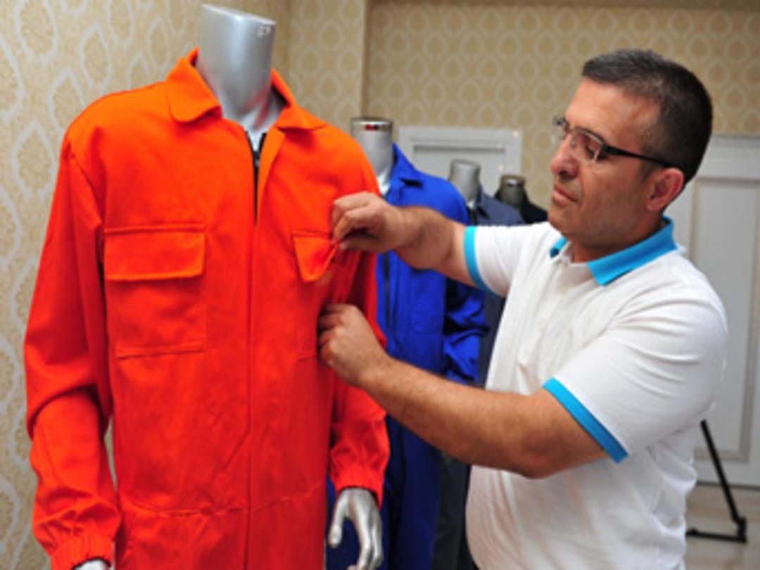 FET&Ouml; sanıkları i&ccedil;in &ouml;zel tulum tasarladı