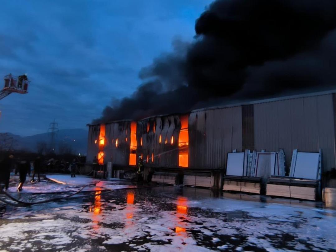 Lastik deposu alevlere teslim oldu 1