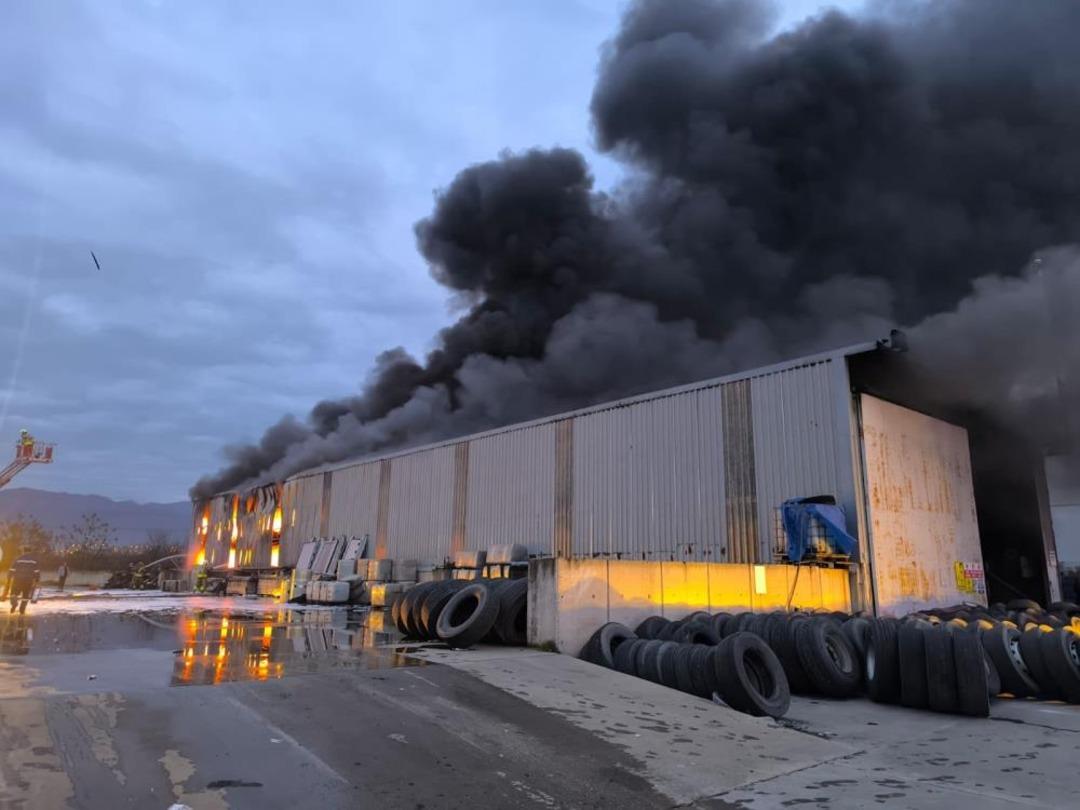 Lastik deposu alevlere teslim oldu 2