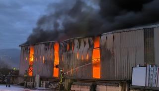 Lastik deposu alevlere teslim oldu