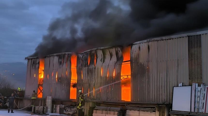 Lastik deposu alevlere teslim oldu