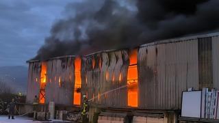 Lastik deposu alevlere teslim oldu