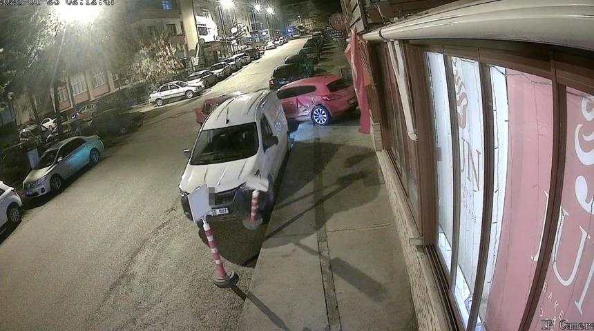 Alkoll&uuml; s&uuml;r&uuml;c&uuml; park halindeki 5 araca &ccedil;arpıp ka&ccedil;tı